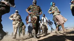 Perekrutan anggota baru pejuang Houthi untuk melawan pasukan pemerintah Yaman di Sanaa, Selasa (3/1). (REUTERS / Khaled Abdullah)