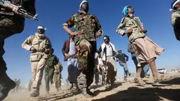 Perekrutan anggota baru pejuang Houthi untuk melawan pasukan pemerintah Yaman di Sanaa, Selasa (3/1). (REUTERS / Khaled Abdullah)