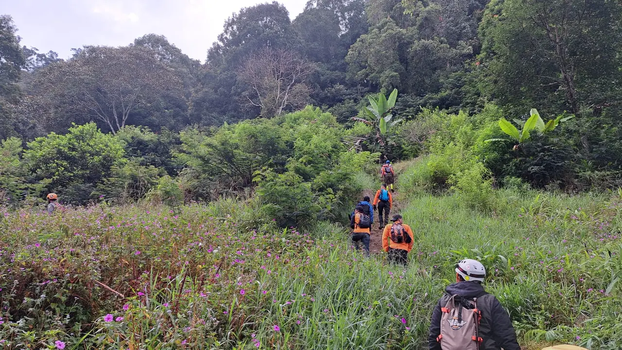 Tim SAR gabungan mencari orang yang dilaporkan hilang saat melakukan kegiatan tracking di kawasan Lembah Tengkorak, Lembang, Kabupaten Bandung.