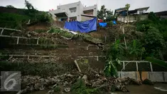 Tim SAR memasang terpal untuk mengantispasi terjadinya longsor susulan di bantaran Kali Code, Yogyakarta, Rabu (30/3). Longsor terjadi akibat hujan deras yang terjadi pada pagi hari. (Liputan6.com/Boy Harjanto)