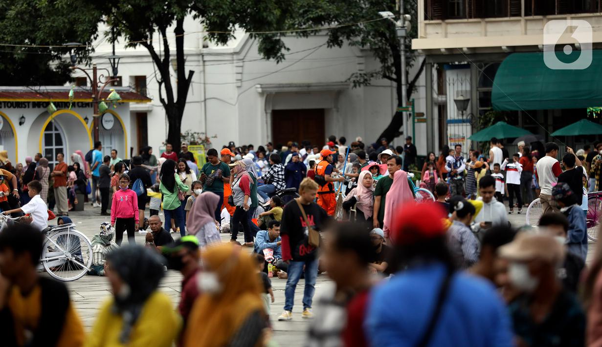 Pada H+3 Hari Raya Idul Fitri kawasan cagar budaya yang dibangun pada abad-17 oleh pemerintah kolonial Belanda tersebut dipadati wisatawan dari Jakarta maupun daerah-daerah lain di sekitarnya. (Liputan6.com/Johan Tallo)