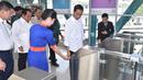 Presiden Joko Widodo melewati pintu masuk  yang berada di kawasan Bandar Udara Kualanamu, Medan (3/3). Kereta ARS ini adalah kereta pertama yang mempelopori secara efektif dari pusat kota menuju bandar udaranya secara efektif. (Setpres/Agus Suparto)