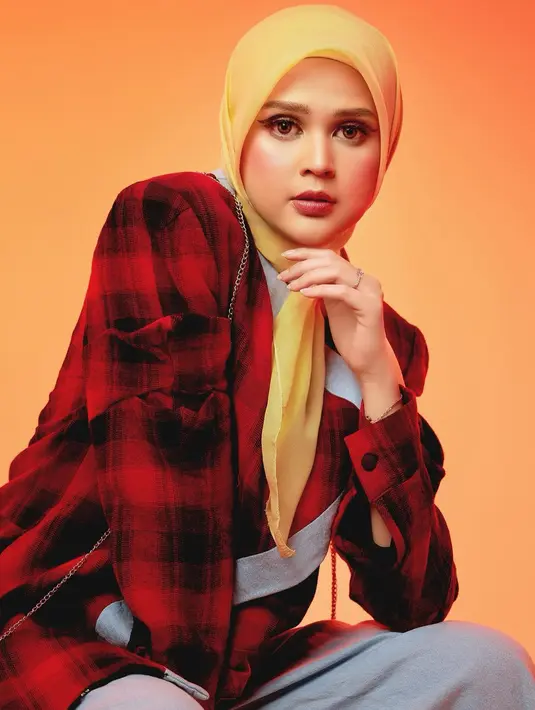 Enggak kalah menawan, sosok Cut Meyriska terlihat memesona dengan penampilan berhijabnya yang stylish. Banyak netizen memuji sosoknya seperti boneka ketika diabadikan di oleh kamera. Setelah menikah dan memiliki buah hati, memang penampilan dari Cut Meyriskan tidak pernah luntur dan malah semakin menawan. (Liputan6.com/IG/@rogerojey)