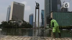 Petugas melakukan perawatan kolam Patung Selamat Datang Bundaran HI, Jakarta, Selasa(1/9/2020).Perawatan skala rutin dilakukan agar terhindar dari masalah kerusakan seperti lampu kolam, pipa berkarat, batu lantai kolam, dan lain-lain. (merdeka.com/Imam Buhori)