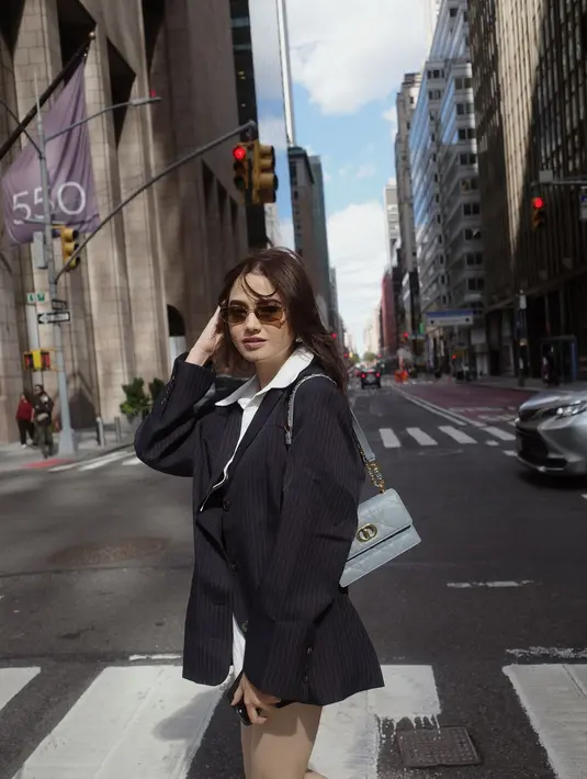 Setibanya di New York, Syifa Hadju jinjing tas Miss Caro Mini Bag sky blue seharga Rp54jutaan. Tas ini melengkapi kemeja, skort, dan blazer yang ia kenakan [@syifahadju]
