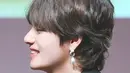 Jika dilihat dari samping, rambut gondrong dan mullet Kim Taehyung justru semakin mempertegas wajahnya. Punya rahang tajam dan hidung mancung, tak heran jika dirinya disebut-sebut visualnya BTS. (Liputan6.com/Twitter/ORESCENDO)