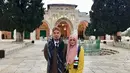 Penyanyi Mulan Jameela dan Ahmad Dhani foto bersama di halaman Masjid Al Aqsa, Yerusalem. Dalam wisata religinya ini Mulan dan Dhani tidak mengajak seluruh anak mereka. (Instagram/@mulanjameela1)