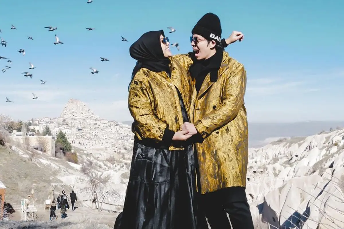 6 Gaya Fashion Aurelie Hermansyah dan Atta Halilintar yang Semakin Kompak, Pakai Outfit Bernuansa Senada