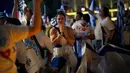 Di Chicago, massa mengibarkan bendera Palestina dan mengenakan keffiyeh. Mantan Ketua DPR Nancy Pelosi memimpin masyarakat Yahudi berkumpul mendukung Israel di Sinagoga di San Francisco. (AP Photo/John Locher)