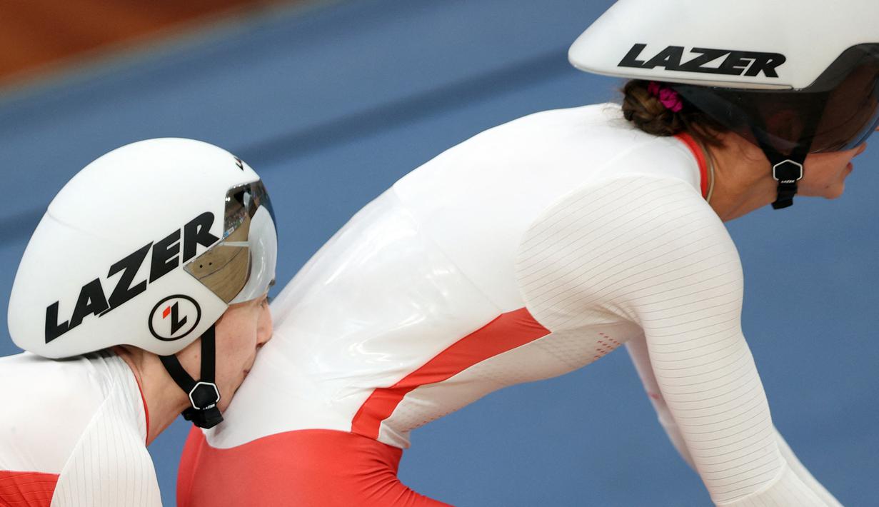 Pembalap sepeda Inggris, Sophie Unwin (kiri) menyandarkan kepalanya di punggung Goergia Holt saat bersiap untuk bertanding di parasport sepeda putri 1000 meter time trial tandem B final pada hari ketiga Commonwealth Games di Lee Valley VeloPark, London timur pada 31 Juli 2022. (AFP/Adrian Dennis)