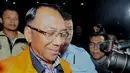 Mantan Menteri Energi dan Sumber Daya Mineral (ESDM) Jero Wacik, digiring ke dalam mobil tahanan menuju LP Cipinang, usai menjalani pemeriksaan di gedung KPK, Jakarta, Selasa (5/5/2015). (Liputan6.com/Andrian M Tunay)