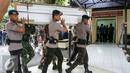 Petugas mengangkat peti ke ruang transit jenazah yang dipersiapkan untuk korban helikopter TNI yang jatuh di RS Polri, Jakarta, Senin (21/3). Seluruh jenazah dibawa ke Rumah Sakit Polri Kramat Jati. (Liputan6.com/Yoppy Renato)
