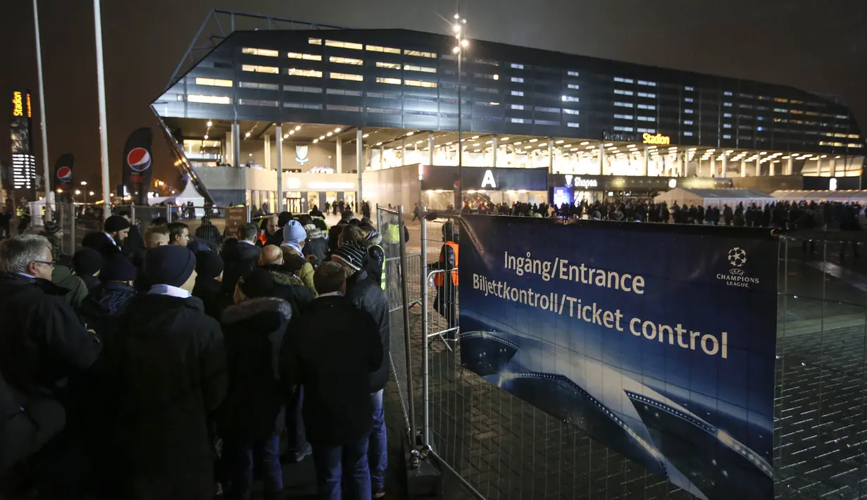 Antrian penonton yang ingin menyaksikan laga Liga Champions antara Malmo FF melawan PSG di Swedia, Rabu (25/11/2015) WIB dini hari. (AFP Photo/Andreas Hillergren)