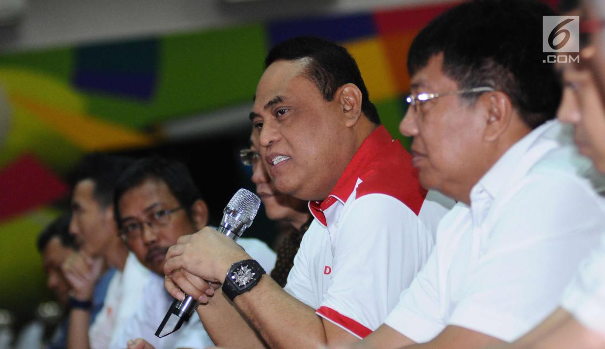 Dewan Pembina Persija Komjen Pol Syafruddin memberi keterangan jelang syukuran gelar juara Piala Presiden 2018 bersama tim Persija di Jakarta, Senin (19/2). (Liputan6.com/Helmi Fithriansyah)