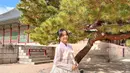 Potret terbaru datang dari Fuji yang sedang berlibur ke Korea Selatan. Ia tampil cantik dengan hanbok bernuansa merah muda dengan motif floral yang tak kalah cantik. Rambutnya pun dikepang satu bak putri-putri dari kerajaan Joseon. [Foto: Instagram/fuji_an]