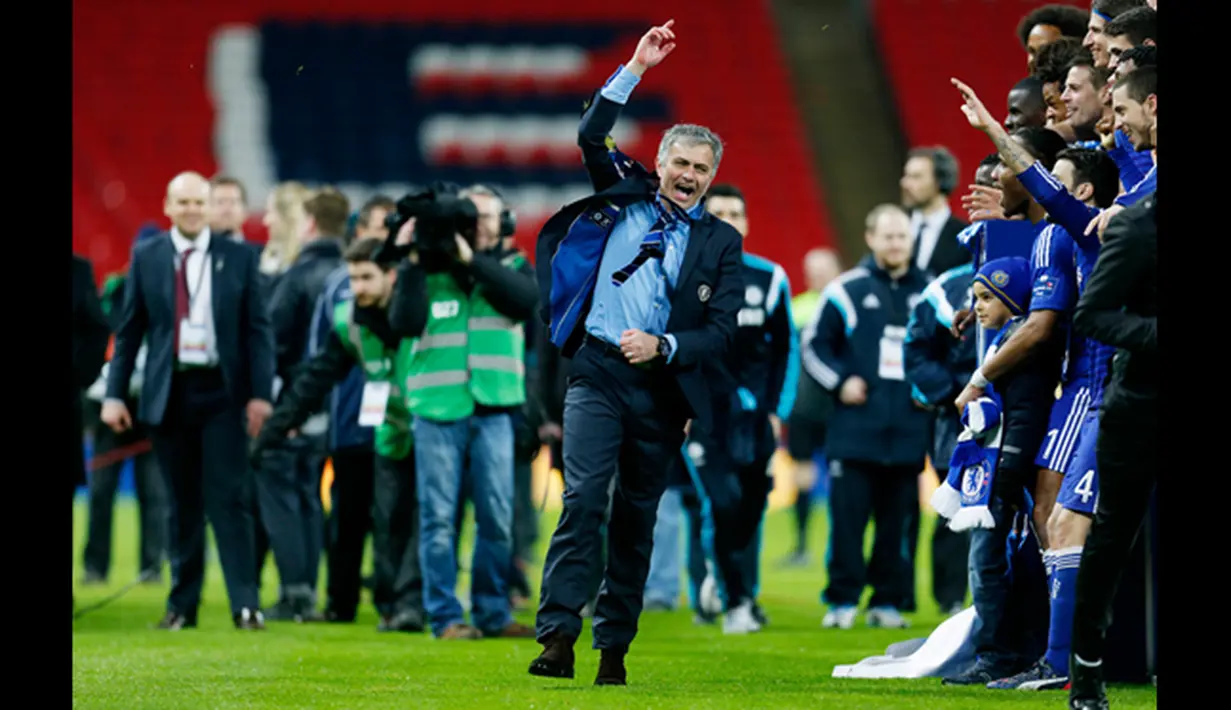 Manajer Chelsea, Jose Mourinho merayakan selebrasi usai memenangkan piala Liga 2014/2015 di final Capital One Cup di Stadion Wembley, London, Minggu (1/3/2015).  Chelsea menang 2-0 atas Tottenham Hotspur. (Reuters/Andrew Couldridge)