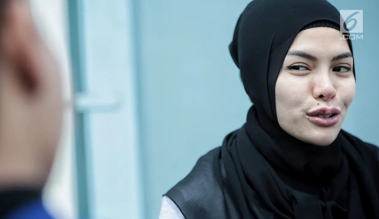 Artis Nikita Mirzani saat ditemui di kawasan Tandean, Jakarta, Selasa (11/9). Nikita menyebut Sajad telah menyuruh orang untuk membawa kabur anaknya. (Liputan6.com/Faizal Fanani)