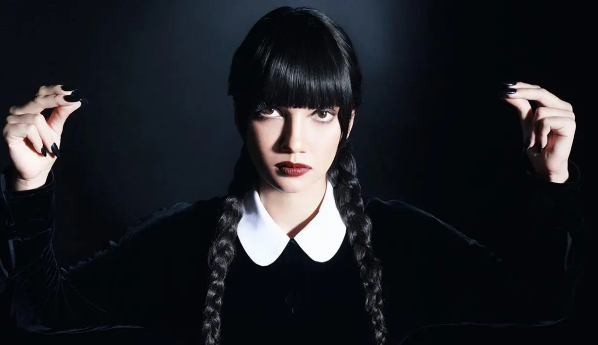 Terbaru, dirinya diketahui menjalani pemotretan bersama fotografer ternama, Winston Gomez. Dalam pemotretan tersebut, Haico pun menjalani pemotretan dengan melakukan cosplay karakter Wednesday Addams. (Liputan6.com/IG/@haico.vdv)