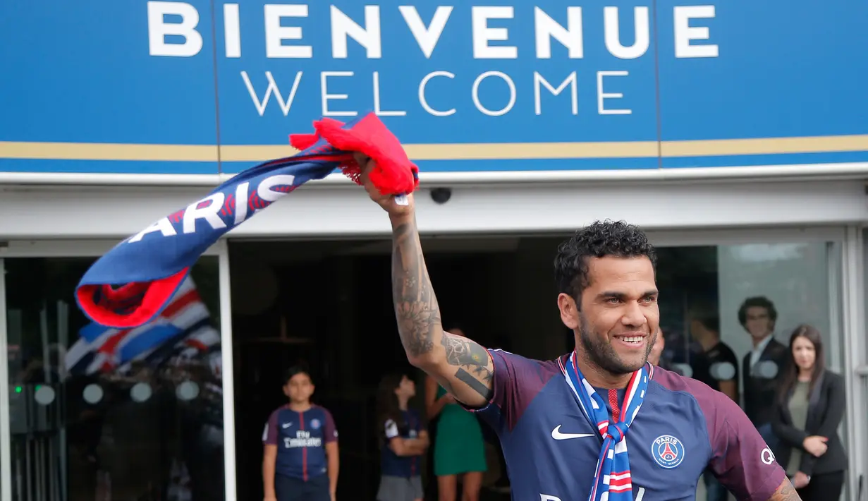 Bek baru PSG, Dani Alves menyapa para fans usai konferensi pers di stadion Parc des Princes di Paris, Prancis, (12/7). Alves menandatangani kontrak berdurasi dua tahun dengan Paris St-Germain. (AP Photo/Michel Euler)