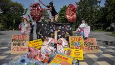 Aktivis dari Ecological Observation and Wetlands Conservation (ECOTON) dan mahasiswa memasang instalasi berbentuk jantung dan paru-paru yang rusak akibat terpapar sampah mikroplastik dalam sebuah protes untuk meningkatkan kesadaran akan dampak plastik sekali pakai terhadap lingkungan dan kesehatan manusia di Surabaya, Rabu 16 Juli 2025. (Juni KRISWANTO/AFP)