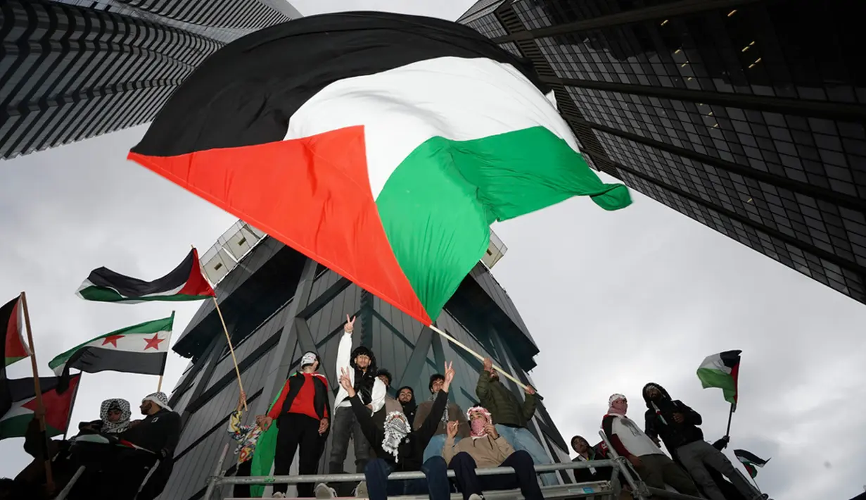 Pendukung Palestina menghadiri pawai di Toronto, Kanada, Senin (9/10/2023). Dalam aksinya, mereka menyuarakan agar Israel berhenti melakukan penyerangan brutal kepada rakyat Palestina. (Arlyn McAdorey/The Canadian Press via AP)