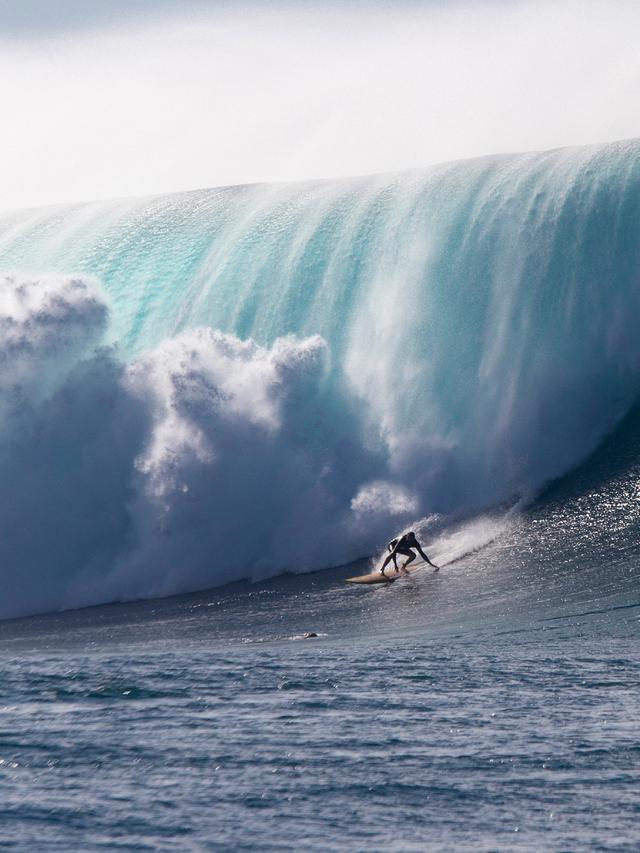 Aksi Peselancar Dunia Taklukkan Ombak Pantai Utara O’ahu