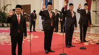 Pejabat baru Menteri ESDM Bahlil Lahadalia (kiri), Menkumham Supratman Andi Atgas (kedua kiri), Kepala BKPM/Menteri Investasi Roslan Roeslani (kedua kanan) dan Wamen Kominfo Angga Raka Prabowo (kanan) bersiap mengikuti pelantikan di Istana Negara, Jakarta, Senin (19/8/2024). (Yasuyoshi CHIBA / AFP)