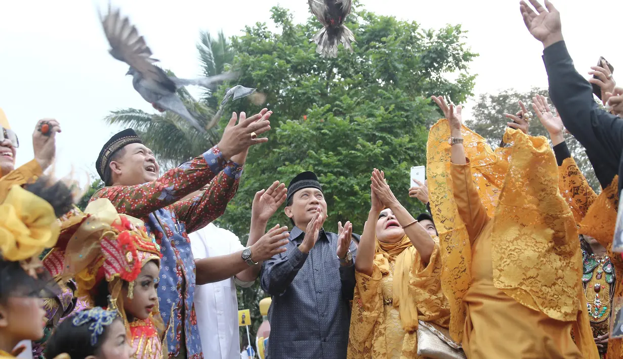 Direktur CSR SCM, Imam Sudjarwo, Corporate Secretary Gilang Iskandar dan Ketua Umum Yayasan Peduli Anak indonesia, Erna Santoso melepas burung bersama 1000 anak yatim dhuafa dan disabilitas di Gunung Putri, Bogor, (02/6). (Liputan6.com/Herman Zakharia)