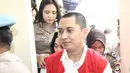 Terdakwa kasus First Travel Andika Surachman usai menjalani sidang di PN Depok, Jawa Barat, Rabu (30/5). Andika Surachman divonis 20 tahun penjara, sedangkan Anniesa Hasibuan di vonis 18 tahun penjara. (Liputan6.com/Herman Zakharia)
