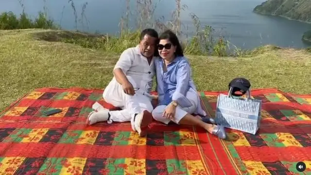 6 Potret Hotman Paris Liburan Bareng Istri, Mesra di Pinggir Danau Toba