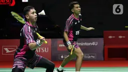 Pebulu tangkis ganda putra Indonesia, Fajar Alfian/Muhammad Rian Ardianto saat bertanding melawan He Ji Ting/ Zhou Hao Dong (China) pada Semifinal Indonesia Masters 2022 di Istora Senayan, Jakarta, Sabtu (11/6/2022). Fajar/Rian unggul 21-17, 21-17. (Liputan6.com/Helmi Fithriansyah)