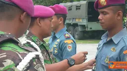 Citizen6, Karangpilang: Sekitar 15 personel Prajurit Yonprov-1 Mar diresmikan kenaikan pangkatnya oleh Danyonprov-1 Mar Letkol Marinir Eko wahyudi di lapangan apel Yonprov-1 Mar Train Sutedi Senaputra Karangpilang, Selasa (17/4). (Pengirim: Budi Abdillah)