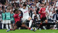 Pemain Tottenham Hotspur, Son Heung-min (tengah) berebut bola dengan pemain Manchester United, Patrick Dorgu dalam laga final Liga Europa 2024/2025 di Stadion San Mames, Bilbao, Spanyol, Kamis (22/05/2025) WIB. (AFP/Cesar Manso)