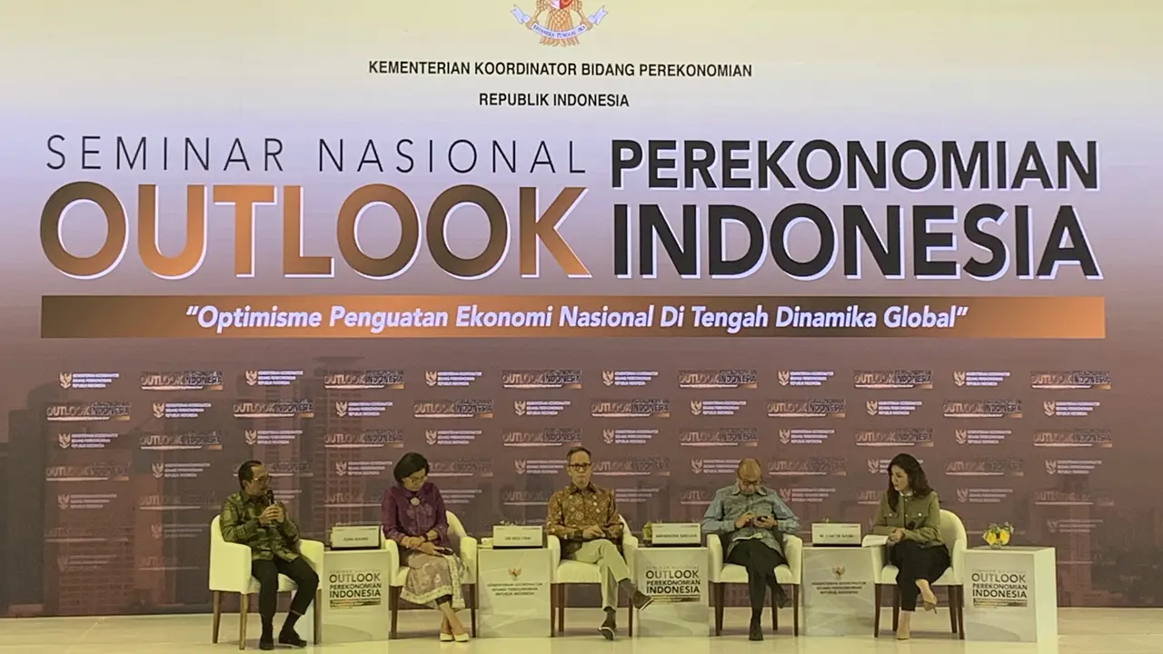 Menteri Keuangan Sri Mulyani Indrawati  dalam Seminar Nasional Outlook Perekonomian Indonesia 2024 di St Regis Jakarta, Jumat (22/12/2023). (Tasha/Liputan6.com)