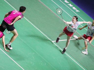 Pebulu tangkis ganda campuran Jepang, Yuta Watanabe/Arisa Higashino saat bertanding melawan wakil Korea Selatan, Seo Seung Jae/Chae Yu Jung pada babak semifinal Indonesia Open 2022 di Istora Senayan, Jakarta, Sabtu (18/06/2022). (Bola.com/Bagaskara Lazuardi)