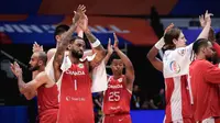 Pebasket Kanada, Nickeil Alexander-Walker dkk memberikan aplaus kepada penonton setelah menang atas Lebanon pada laga kedua Grup H Piala Dunia FIBA 2023 di Indonesia Arena, Senayan, Jakarta, Minggu (27/08/2023). (Bola.com/Bagaskara Lazuardi)