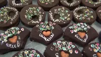 Selain memiliki rasa yang enak, kue Krawang memiliki ciri khas yaitu motif bunga yang berada di atas kue. (Liputan6.com/ Andri Armold)