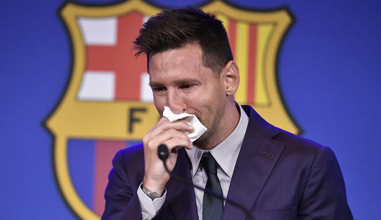 Lionel Messi. Sebelum hengkang ke PSG, Lionel Messi telah bersedia membuat kontrak baru dengan Barcelona dan rela gajinya dipotong 50 % oleh manajemen klub. Nyatanya, kontrak baru tak kunjung disodorkan dan La Pulga malahan dipersilahkan meninggalkan Bracelona. (Foto: AFP/Pau Barrena)