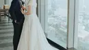 Gaun princess lainnya dari acara resepsi Valencia dan Kevin Sanjaya di Jakarta. Off the shoulder dress putih dengan rok yang menjuntai hingga ke lantai. Lagi, Valencia bak putri raja mengenakan tiara dan berbagai aksesori berlian yang mewah. Foto: Instagram.