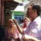 Petugas PPS Kelurahan Menteng mengecek Daftar Pemilih Tetap (DPT) ke rumah warga di Kelurahan Menteng, Jakarta, Rabu (17/10). Enam bulan sebelum Pemilu 2019, KPU DKI Jakarta menyelenggarakan Gerakan Pengecekan DPT Serentak. (Merdeka.com/Imam Buhori)