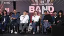 Ada 1500 peserta sejak audisi yang dimulai pada 9 Desember 2025 lalu yang kemudian dikerucutkan menjadi 30 band terpilih. Tampak dalam foto, Direktur Emtek Media, Harsiwi Achmad (keempat kiri) bersama para juri Band Academy saat memberi keterangan di SCTV Tower, Jakarta, Kamis (2/4/2026). (Kapanlagi.com/Budy Santoso)