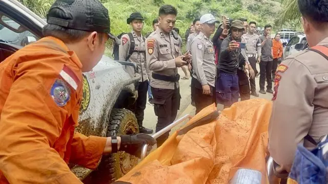 Evakuasi korban kecelakaan helikopter di hutan Mentewe Kalsel. Foto Antara