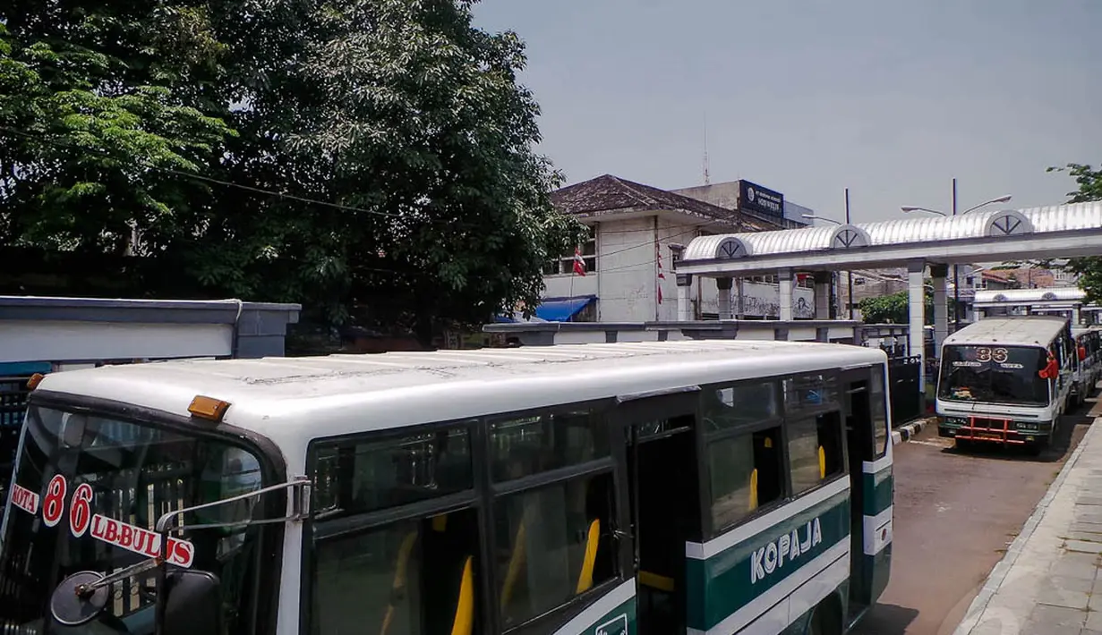Terminal bus Kota Tua tidak berfungsi maksimal dikarenakan banyaknya bus yang menurunkan penumpang di jalan, Jakarta, (9/9/14). (Liputan6.com/Faizal Fanani)