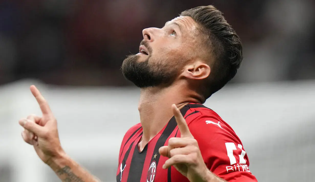 Olivier Giroud - Bomber veteran asal Prancis itu datang ke AC Milan pada bursa transfer musim panas ini dengan mahar 1 juta euro. Meski sudah bersuia 34 tahun Namun, Rossoneri tidak ragu menaruhkan kepercayaan penuh kepada sang pemain untuk jadi ujung tombak musim ini. (Foto: AP/Luca Bruno)