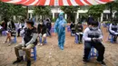 Anak-anak berusia 12 hingga 17 tahun menunggu untuk disuntik vaksin COVID-19 Pfizer/BioNTech di Hanoi, Vietnam, Selasa (23/11/2021). Menurut data Kementerian Kesehatan Vietnam, hampir 108 juta dosis vaksin COVID-19 telah disuntikkan kepada warga hingga Sabtu pekan kemarin. (Nhac NGUYEN/AFP)