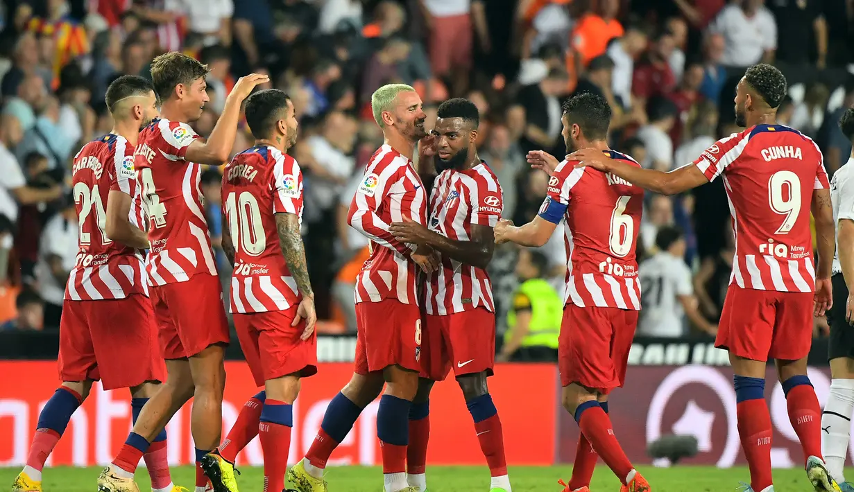 Penyerang Atletico Madrid, Antoine Griezmann (kiri tengah) dan rekan satu tim merayakan kemenangan atas Valencia dalam pertandingan lanjutan La Liga Spanyol di stadion Mestalla di Valencia (30/8/2022). Atletico Madrid menang tipis atas tuan rumah Valencia 1-0. (AFP/Jose Jordan)