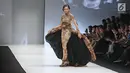 Model berjalan diatas catwalk membawakan rancangan Anne Avantie saat pembukaan Jakarta Fashion Week 2018 di Senayan City, Jakarta, Sabtu (21/10). (Liputan6.com/Herman Zakharia)