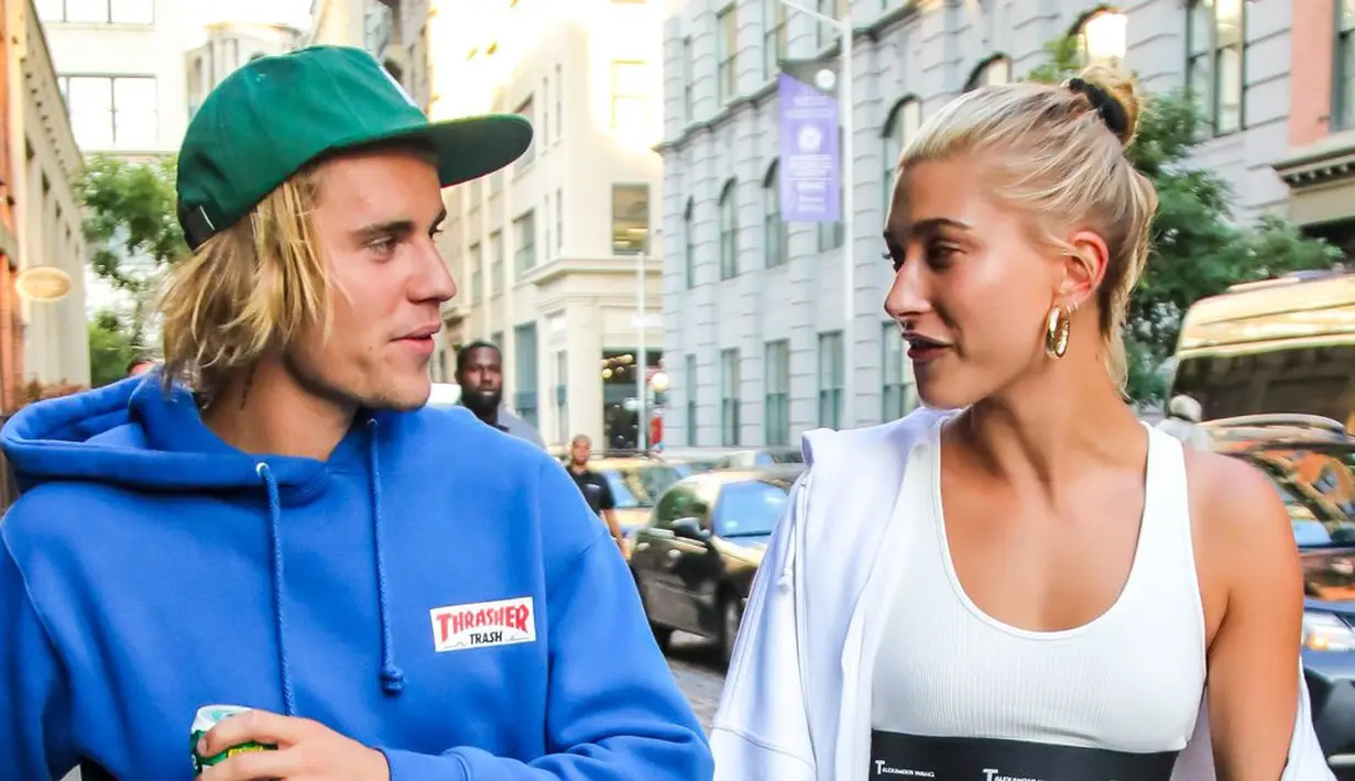 Seperti yang sudah diketahui, Hailey Baldwin pernah meminta Justin Bieber untuk mencukur habis kumisnya. (Cosmopolitan)