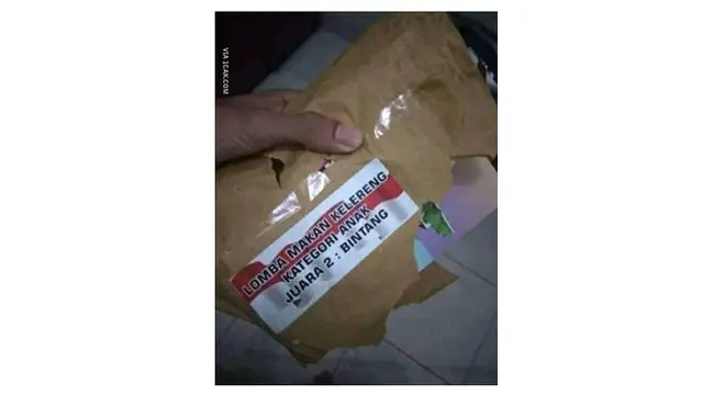Potret Piala dari Perlombaan Unik Ini Bikin Ngakak