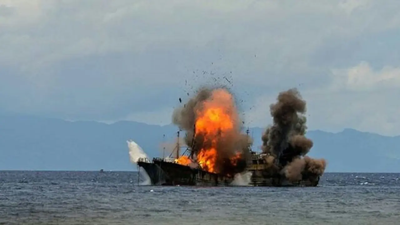 Menteri Kelautan dan Perikanan, Susi Pudjiastuti memimpin penenggelaman dan pemboman atas 81 kapal maling ikan yang masuk perairan Indonesia. (Foto: Humas KKP)